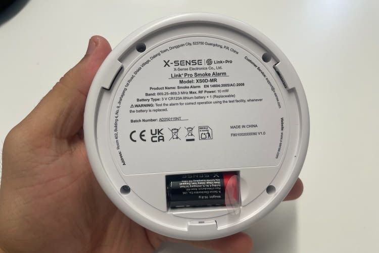 Der Deckel auf der Rückseite lässt sich ganz einfach mit einer Drehung öffnen Der Deckel auf der Rückseite lässt sich ganz einfach mit einer Drehung öffnen