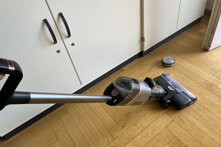 Auf dem Parkett Reiniger der Shark sehr gründlich und behutsam Auf dem Parkett Reiniger der Shark sehr gründlich und behutsam