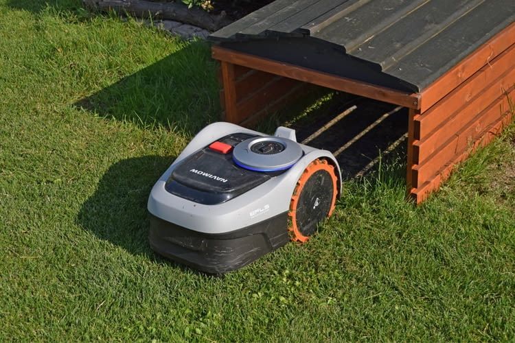 Eine gute Mähroboter Garage schützt vor Sonne, Nässe und auch Hagel Eine gute Mähroboter Garage schützt vor Sonne, Nässe und auch Hagel