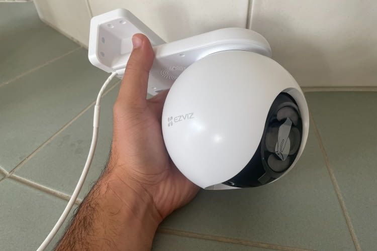 Der Kopus der Kamera ist Weiß, die Kamera an sich aber Schwarz Der Kopus der Kamera ist Weiß, die Kamera an sich aber Schwarz