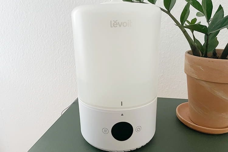 Der Levoit Luftbefeuchter hat ein schlichtes Design Der Levoit Luftbefeuchter hat ein schlichtes Design