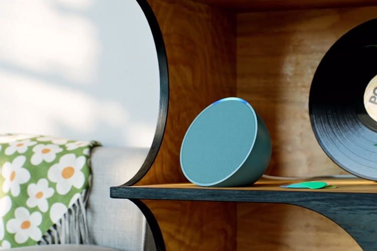 Echo Geräte gibt es in vielen verschiedenen Größen und Farben Echo Geräte gibt es in vielen verschiedenen Größen und Farben