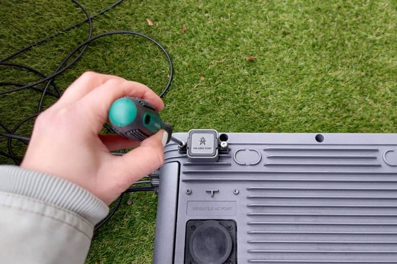 Für die Installation von NEXA 2000 ist unbedingt ein Schraubenzieher erforderlich Für die Installation von NEXA 2000 ist unbedingt ein Schraubenzieher erforderlich