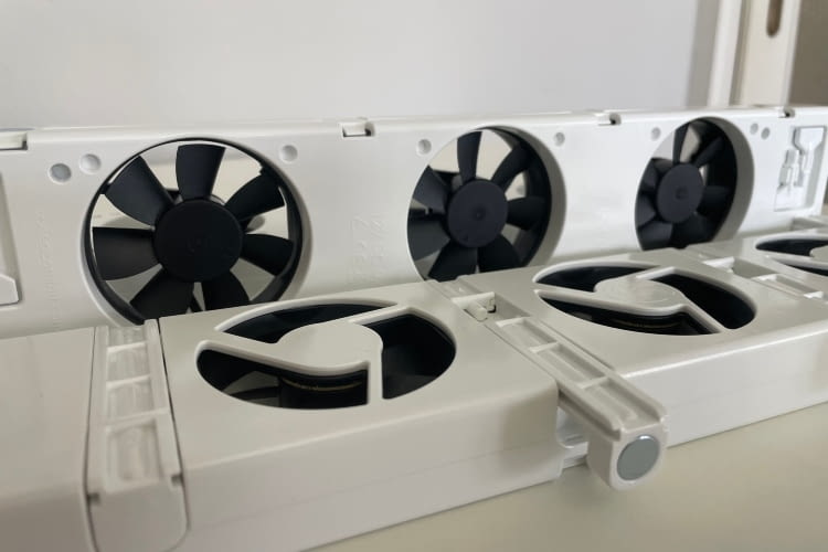 Drei kleine Propeller pusten Luft durch den Heizkörper um die Wärme besser und schneller im Raum zu verteilen Drei kleine Propeller pusten Luft durch den Heizkörper um die Wärme besser und schneller im Raum zu verteilen