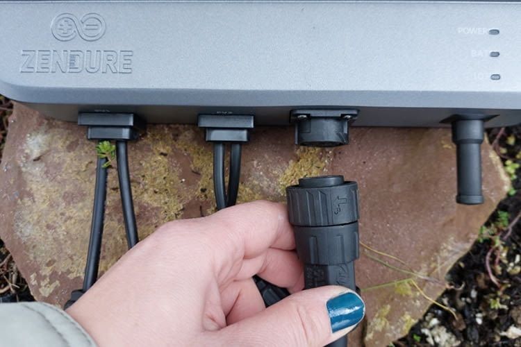 Hier wird gerade ein AB2000 Speicher an SolarFlow 800 angeschlossen Hier wird gerade ein AB2000 Speicher an SolarFlow 800 angeschlossen