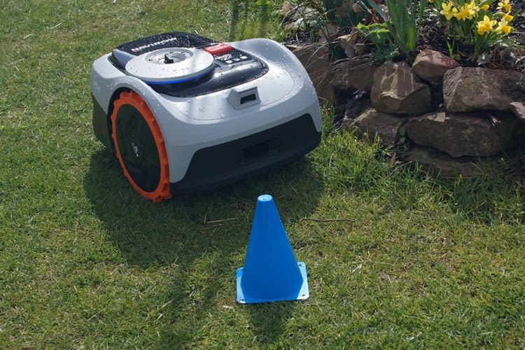 Die Hinderniserkennung haben wir u.a. mit solchen Hütchen geprüft Die Hinderniserkennung haben wir u.a. mit solchen Hütchen geprüft