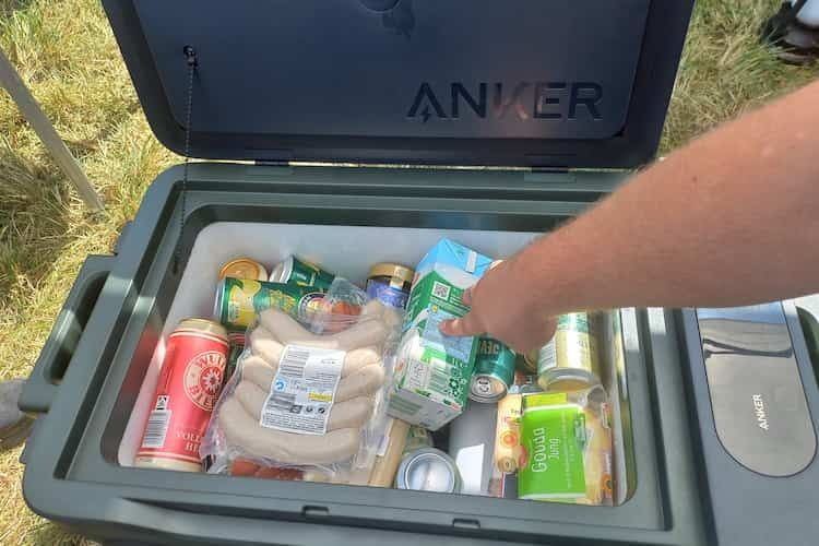 Der Kühlraum der Anker Everfrost bietet genügend Platz für Essen & Trinken Der Kühlraum der Anker Everfrost bietet genügend Platz für Essen & Trinken