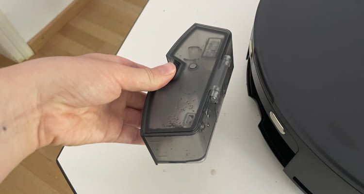 Der Schmutzwassertank des Mova Z60 Ultra Roller Complete ist entnehmbar und austauschbar Der Schmutzwassertank des Mova Z60 Ultra Roller Complete ist entnehmbar und austauschbar