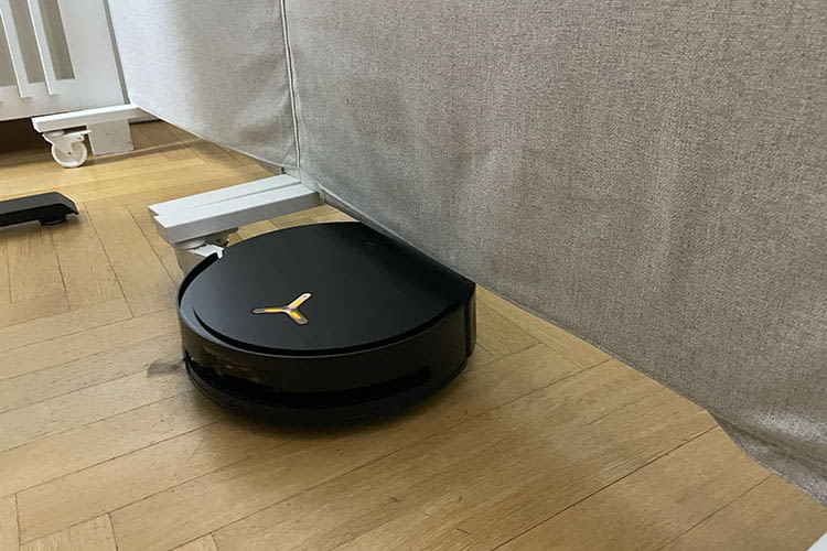 Der X8 PRO OMNI ist recht flach und gelangt auch unter Möbel mit niedrigen Bodenabständen Der X8 PRO OMNI ist recht flach und gelangt auch unter Möbel mit niedrigen Bodenabständen