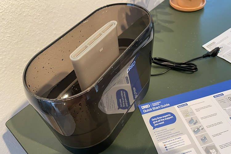 Der Dreo Ultraschall-Luftbefeuchter musste zuerst mit Wasser gefüllt werden Der Dreo Ultraschall-Luftbefeuchter musste zuerst mit Wasser gefüllt werden