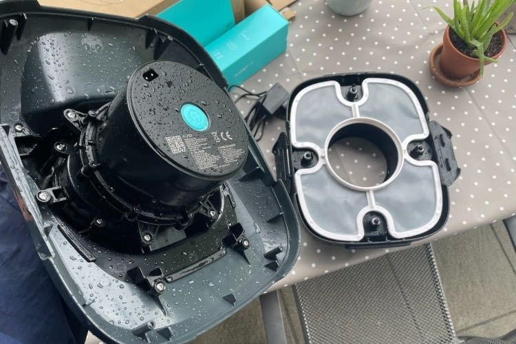 Geöffnet wird der Scuba SE durch die zwei Klappverschlüsse auf der Seite des Gehäuses Geöffnet wird der Scuba SE durch die zwei Klappverschlüsse auf der Seite des Gehäuses