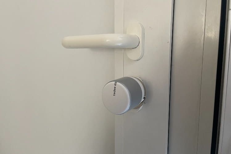 An der Tür wirkt das Smart Lock fast wie ein gewöhnlicher Türknauf An der Tür wirkt das Smart Lock fast wie ein gewöhnlicher Türknauf