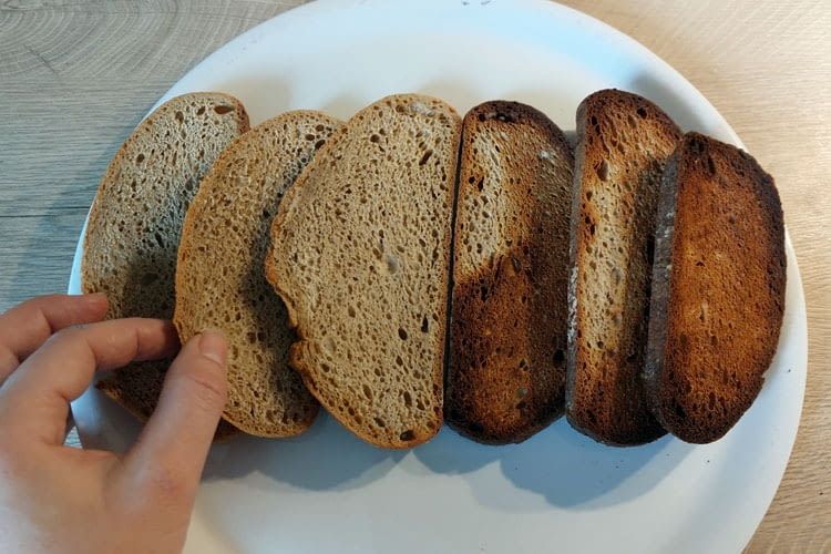 Links ist das Brot nach 2 min Frozen-Modus zu sehen und rechts nach 9 min Links ist das Brot nach 2 min Frozen-Modus zu sehen und rechts nach 9 min