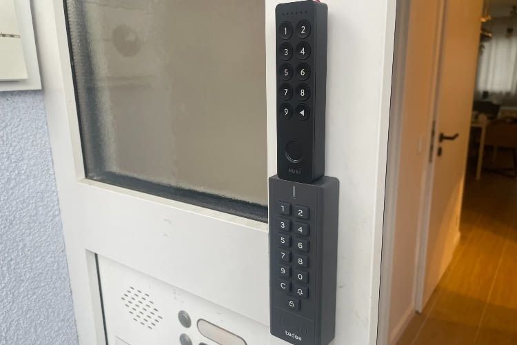 Das Nuki Keypad 2 (oben) im Vergleich zum Keypad von tedee Das Nuki Keypad 2 (oben) im Vergleich zum Keypad von tedee