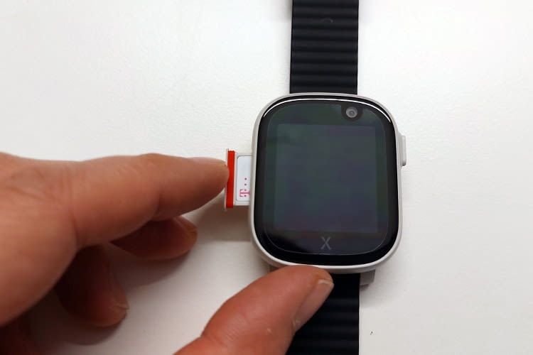 Nur mit einer SIM-Karte ist der Betrieb dieser Uhr überhaupt möglich Nur mit einer SIM-Karte ist der Betrieb dieser Uhr überhaupt möglich