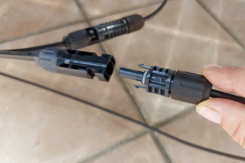 Dank MC4-Standard-Kabeln passt dieses Balkonkrafttwerk zu vielen Speichern Dank MC4-Standard-Kabeln passt dieses Balkonkrafttwerk zu vielen Speichern