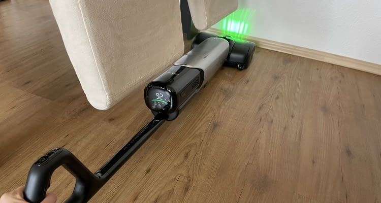 Der Mova X4 Pro kann am Boden abgelegt werden und deswegen auch unter Möbeln saugen und wischen Der Mova X4 Pro kann am Boden abgelegt werden und deswegen auch unter Möbeln saugen und wischen