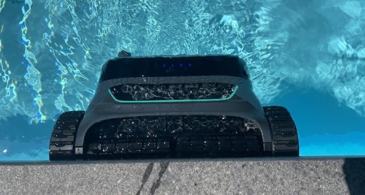 An der gemauerten Seite des Pools reinigte der Wybot S2 ebenfalls gründlich An der gemauerten Seite des Pools reinigte der Wybot S2 ebenfalls gründlich