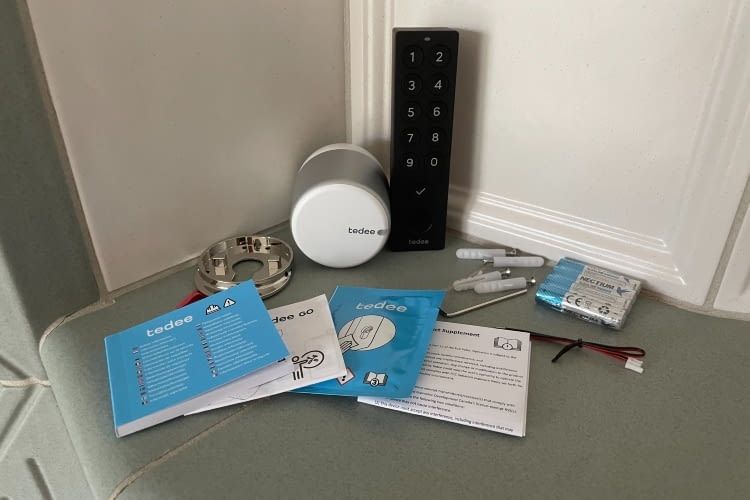 Der Lieferumfang des Smart Locks und des Keypads Der Lieferumfang des Smart Locks und des Keypads