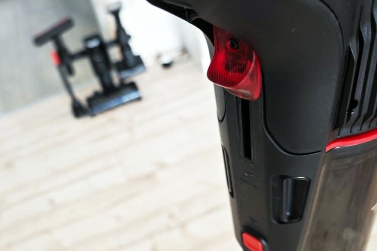 über diesen Schiebehebel lässt sich der Staub im Staubbehälter komprimieren über diesen Schiebehebel lässt sich der Staub im Staubbehälter komprimieren