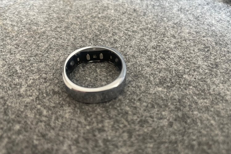 Die Innenseite des Rings mit den Sensoren ist Schwarz, außen ist unser Testgerät Silber Die Innenseite des Rings mit den Sensoren ist Schwarz, außen ist unser Testgerät Silber