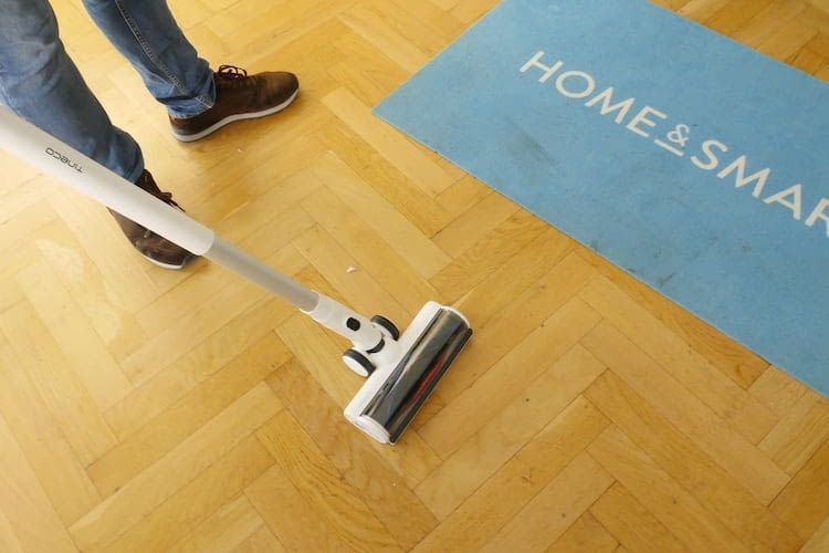Egal ob Hartböden, Teppiche oder Polstermöbel der Akkustaubsauger von Tineco säubert tiefenrein. Egal ob Hartböden, Teppiche oder Polstermöbel der Akkustaubsauger von Tineco säubert tiefenrein.