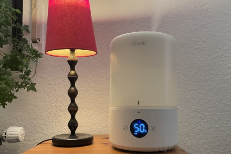 Der Levoit tritt optisch hinter anderen Gegenständen im Schlafzimmer zurück und verbreitet Duft Der Levoit tritt optisch hinter anderen Gegenständen im Schlafzimmer zurück und verbreitet Duft