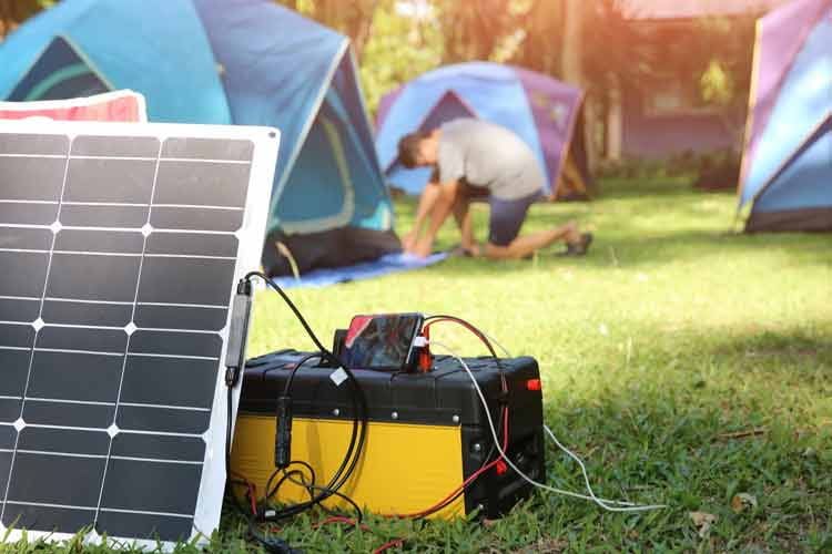 Umweltfreundlich erzeugter Solarstrom kann z. B. in einer Powerstation gespeichert werden Umweltfreundlich erzeugter Solarstrom kann z. B. in einer Powerstation gespeichert werden