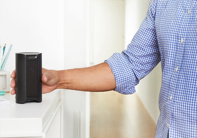 Die All-In-One-Sicherheitslösung Canary hat ebenfalls eine Kamera und Temperatursensoren integriert Die All-In-One-Sicherheitslösung Canary hat ebenfalls eine Kamera und Temperatursensoren integriert