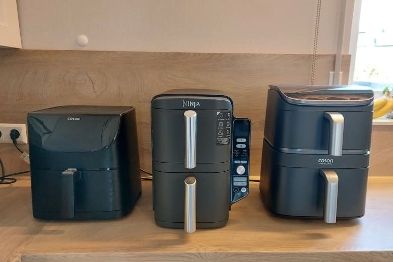 Hier sind ein normaler Airfryer (links) und zwei Doppelkammer-Modelle zu sehen Hier sind ein normaler Airfryer (links) und zwei Doppelkammer-Modelle zu sehen