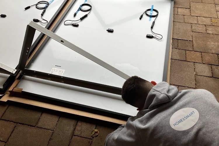 Bei der Montage der Solarpanele empfehlen wir zu zweit zu arbeiten Bei der Montage der Solarpanele empfehlen wir zu zweit zu arbeiten