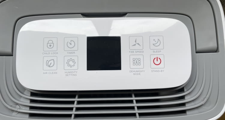 Das Bedienfeld des Klamer Luftentfeuchters ist übersichtlich Das Bedienfeld des Klamer Luftentfeuchters ist übersichtlich