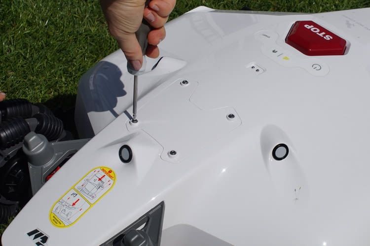 Im ersten Arbeitsschritt müssen vier kleine Schrauben entfernt werden Im ersten Arbeitsschritt müssen vier kleine Schrauben entfernt werden