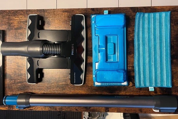 Durch den Saugwischaufsatz reinigen Nutzer alles in nur einem Durchgang. Durch den Saugwischaufsatz reinigen Nutzer alles in nur einem Durchgang.