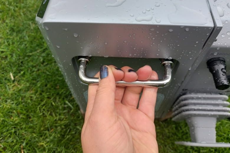 Ausklappbare Griffe helfen beim einfachen Transport Ausklappbare Griffe helfen beim einfachen Transport