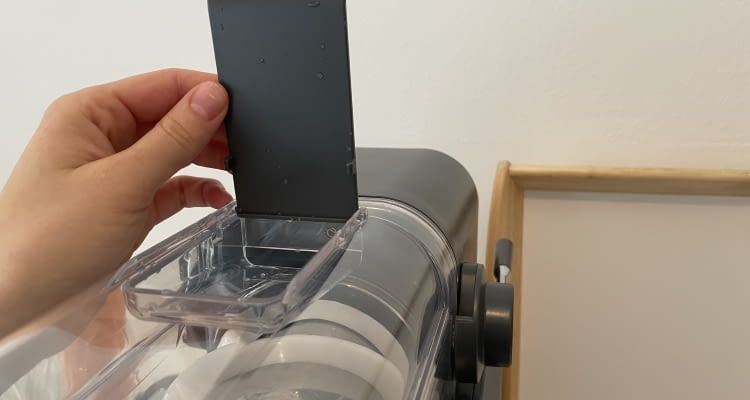 Der Einlass der Klamer Slushmaschine ist eine schlitzförmige Rampe Der Einlass der Klamer Slushmaschine ist eine schlitzförmige Rampe