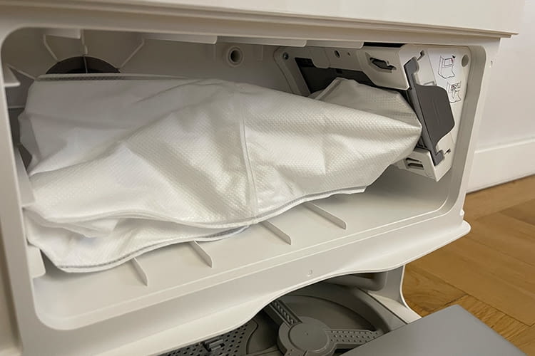 Der Staubbeutel des Roborock Qrevo Master befindet sich unten in der Station hinter einer Klappe Der Staubbeutel des Roborock Qrevo Master befindet sich unten in der Station hinter einer Klappe