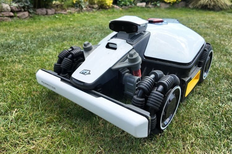 Dank Allradantrieb schafft der LUBA Mini 800 bis zu 80 Prozent Steigung Dank Allradantrieb schafft der LUBA Mini 800 bis zu 80 Prozent Steigung