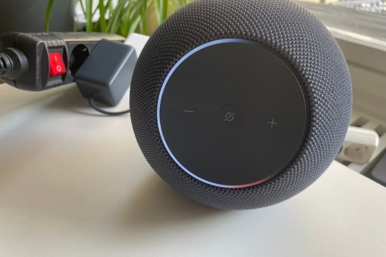 Wird die Lautstärke des Echo Studio angepasst, leuchtet der Ring weiß Wird die Lautstärke des Echo Studio angepasst, leuchtet der Ring weiß