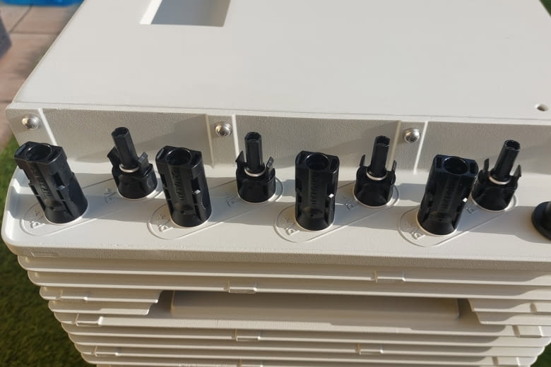 Meist gibt es standardmäßig passende Anschlüsse für bis zu vier Solarmodule Meist gibt es standardmäßig passende Anschlüsse für bis zu vier Solarmodule