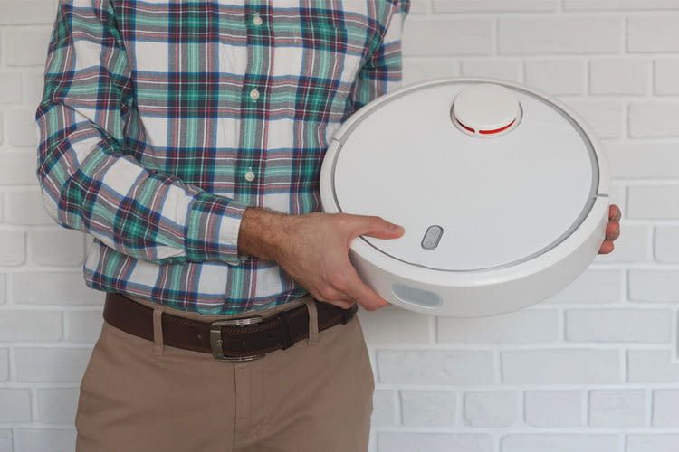 In Staubsauger-Roboter Tests wird außer der Verarbeitung meist auch die Bedienung geprüft In Staubsauger-Roboter Tests wird außer der Verarbeitung meist auch die Bedienung geprüft