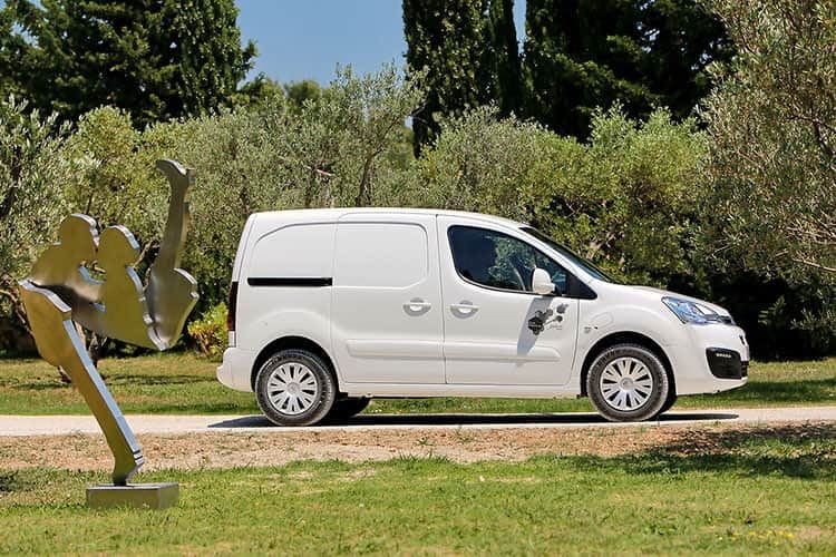 CITROËN Berlingo Electric kann an einer 230 V-Steckdose oder Ladestation geladen werden CITROËN Berlingo Electric kann an einer 230 V-Steckdose oder Ladestation geladen werden