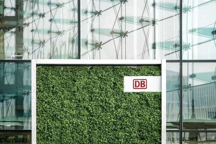 In der Halle des Berliner Hauptbahnhofs kann bereits ein CityTree bestaunt werden, er wurde von der DB personalisiert In der Halle des Berliner Hauptbahnhofs kann bereits ein CityTree bestaunt werden, er wurde von der DB personalisiert