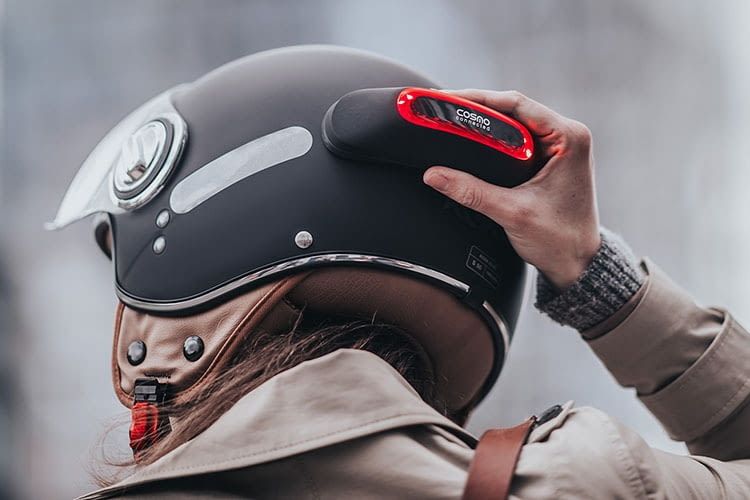Cosmo Moto wird über Magneten am Helm befestigt Cosmo Moto wird über Magneten am Helm befestigt