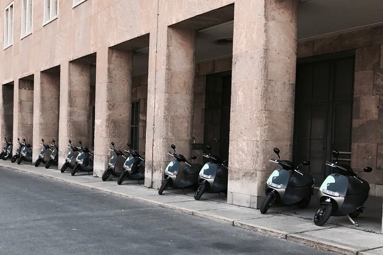 Wo ein freier E-Scooter bereitsteht, verrät die kostenlose COUP-App Wo ein freier E-Scooter bereitsteht, verrät die kostenlose COUP-App