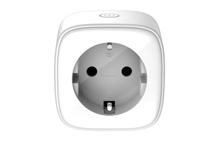 Ein manueller Ein- und Ausschaltknopf befindet sich auf der Oberseite des D-Link DSP-W118 WLAN Steckdose Ein manueller Ein- und Ausschaltknopf befindet sich auf der Oberseite des D-Link DSP-W118 WLAN Steckdose