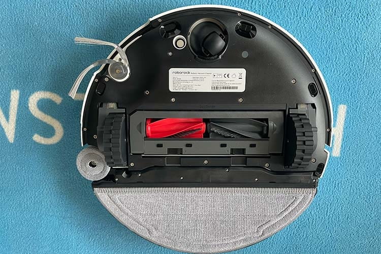 Eine vibrierende Wischplatte, ein seitlicher Mini-Mopp und eine DuoDivide Bürste zeichnen den Saros 10 aus Eine vibrierende Wischplatte, ein seitlicher Mini-Mopp und eine DuoDivide Bürste zeichnen den Saros 10 aus