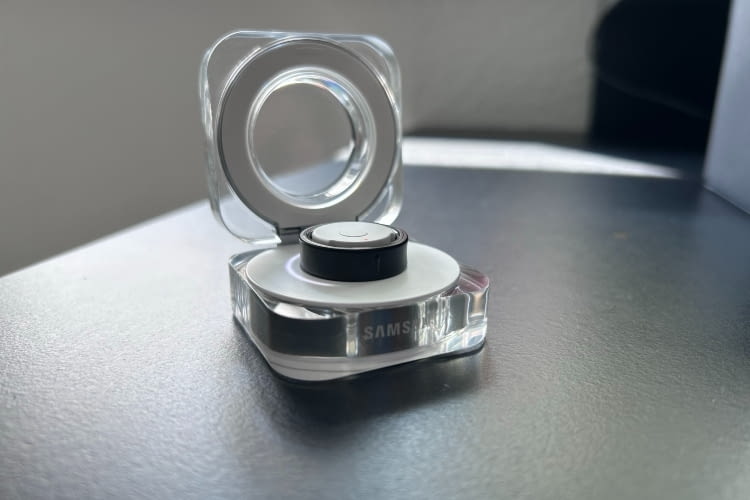 Nach den 6 Tagen kann der Akku schnell im Ladecase per USB-C Anschluss geladen werden Nach den 6 Tagen kann der Akku schnell im Ladecase per USB-C Anschluss geladen werden