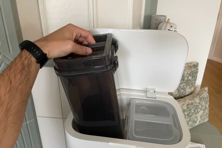 Die Wassertanks sind leicht zu unterscheiden, sie fassen 4,5 bzw. 4 Liter Die Wassertanks sind leicht zu unterscheiden, sie fassen 4,5 bzw. 4 Liter