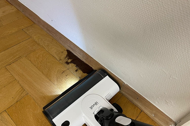 In der Kantenreinigung auf Hartböden überzeugte LVAC 200 In der Kantenreinigung auf Hartböden überzeugte LVAC 200